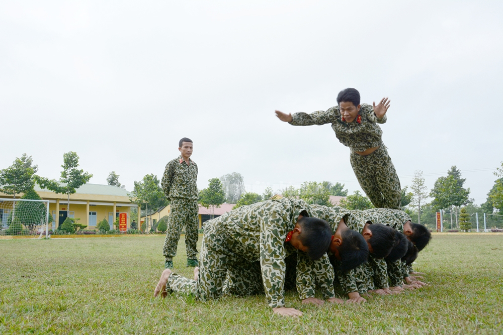 Trước khi luyện võ thuật, tất cả phải khởi động với nhiều động tác khác nhau.